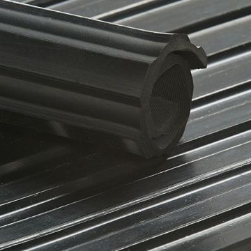Tapis cannelé noir 5 mm (largeur 140 cm)